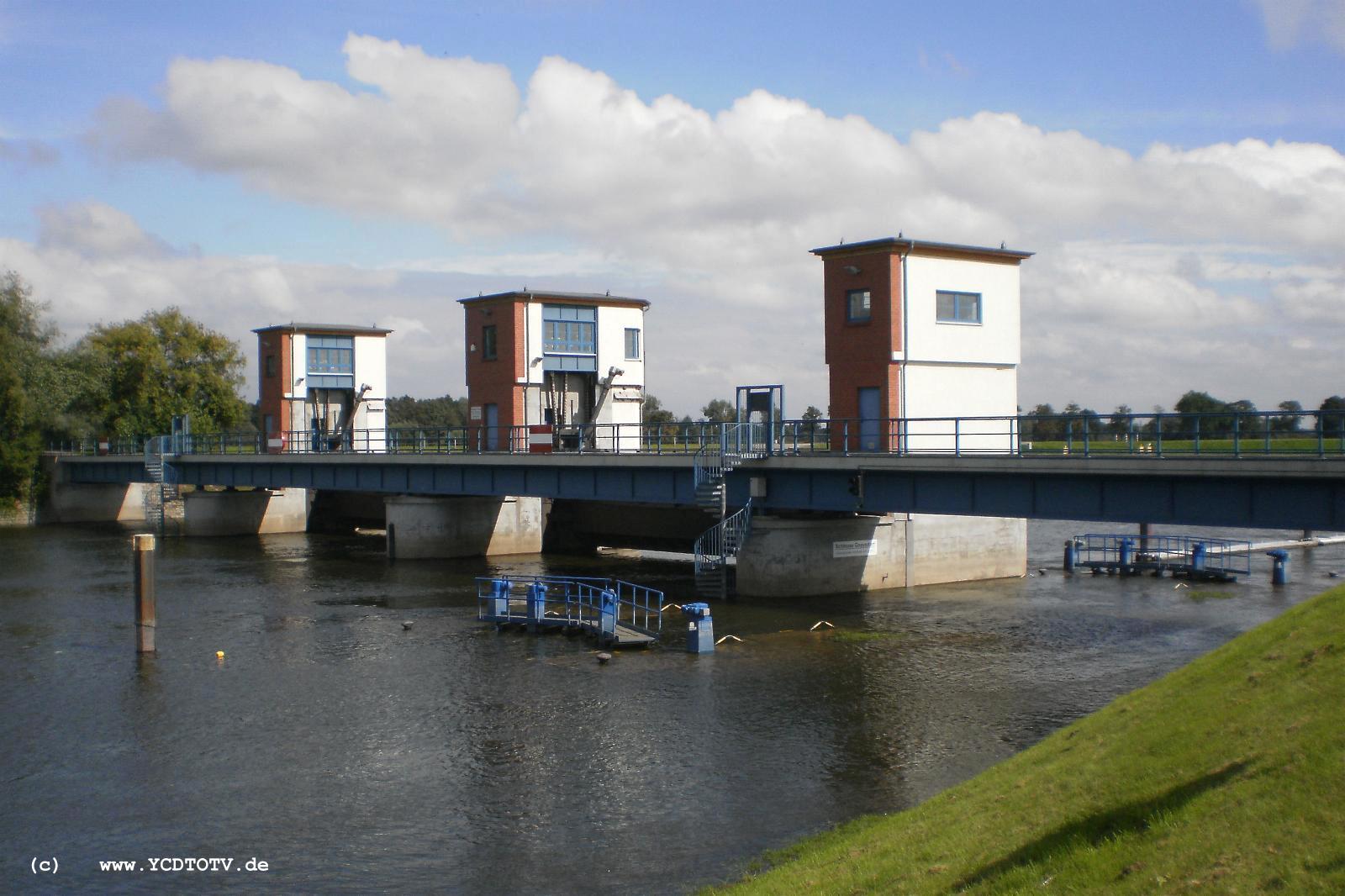 Gnevsdorf 07.09.2010, berschwemmung Sperrwerk und Schleuse 