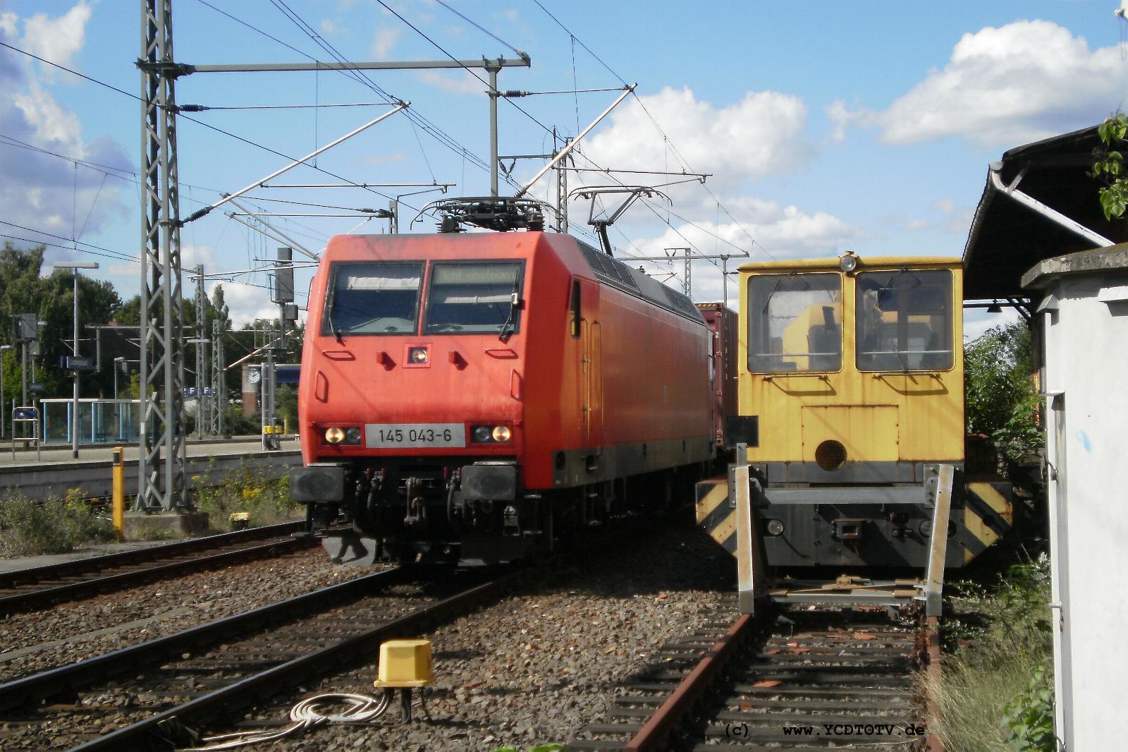 Ludwigslust Bahnhof 07.09.2010, 145 043-6 und was gelbes 