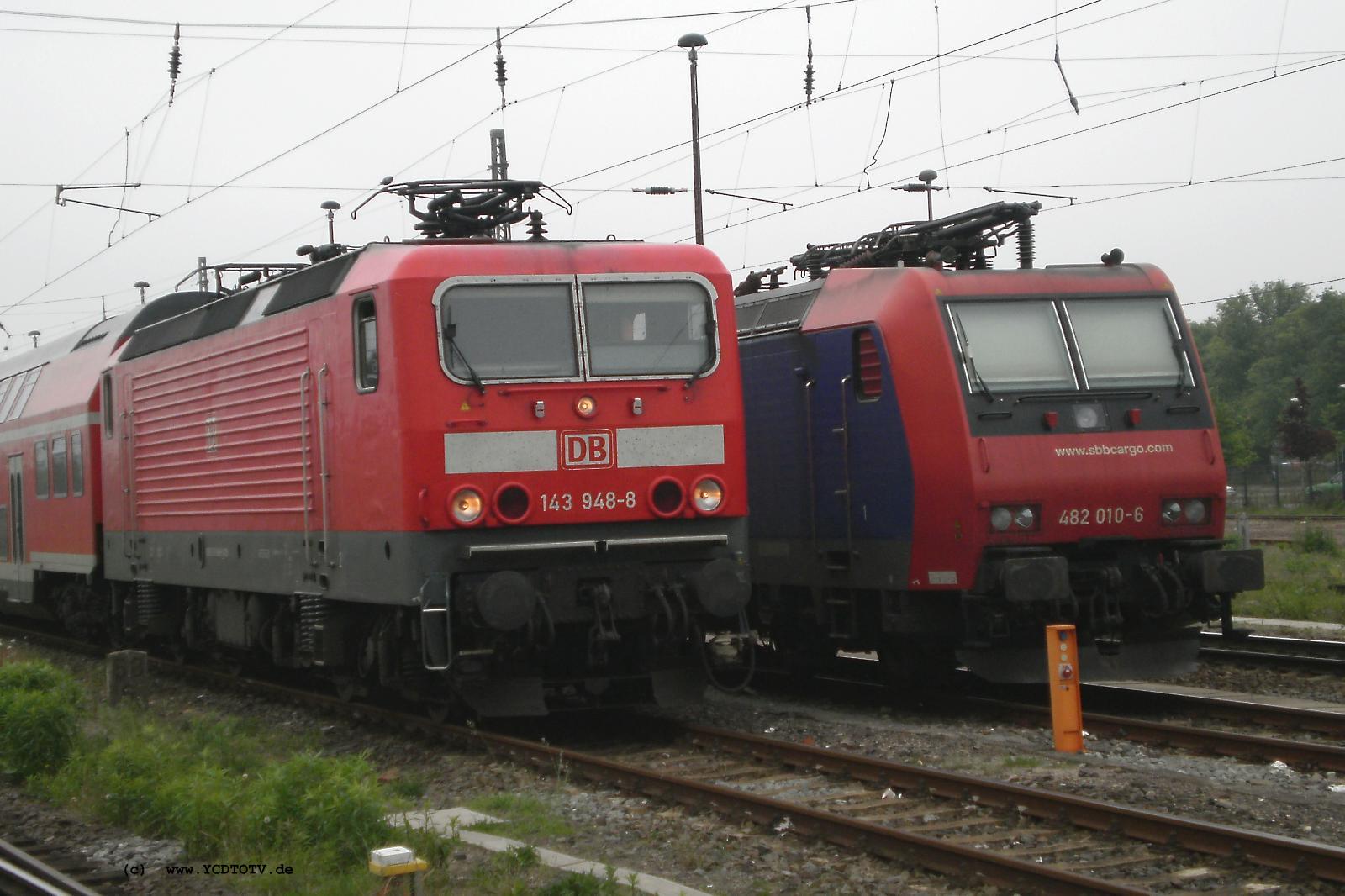 Bahnhof Stendal 23.05.2010, 143 948-8 und 482 010-6 