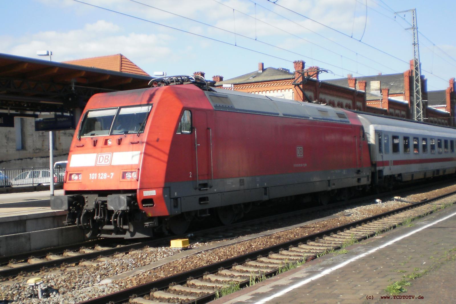 Bahnhof Stendal 15.06.2010, 101 128-7 